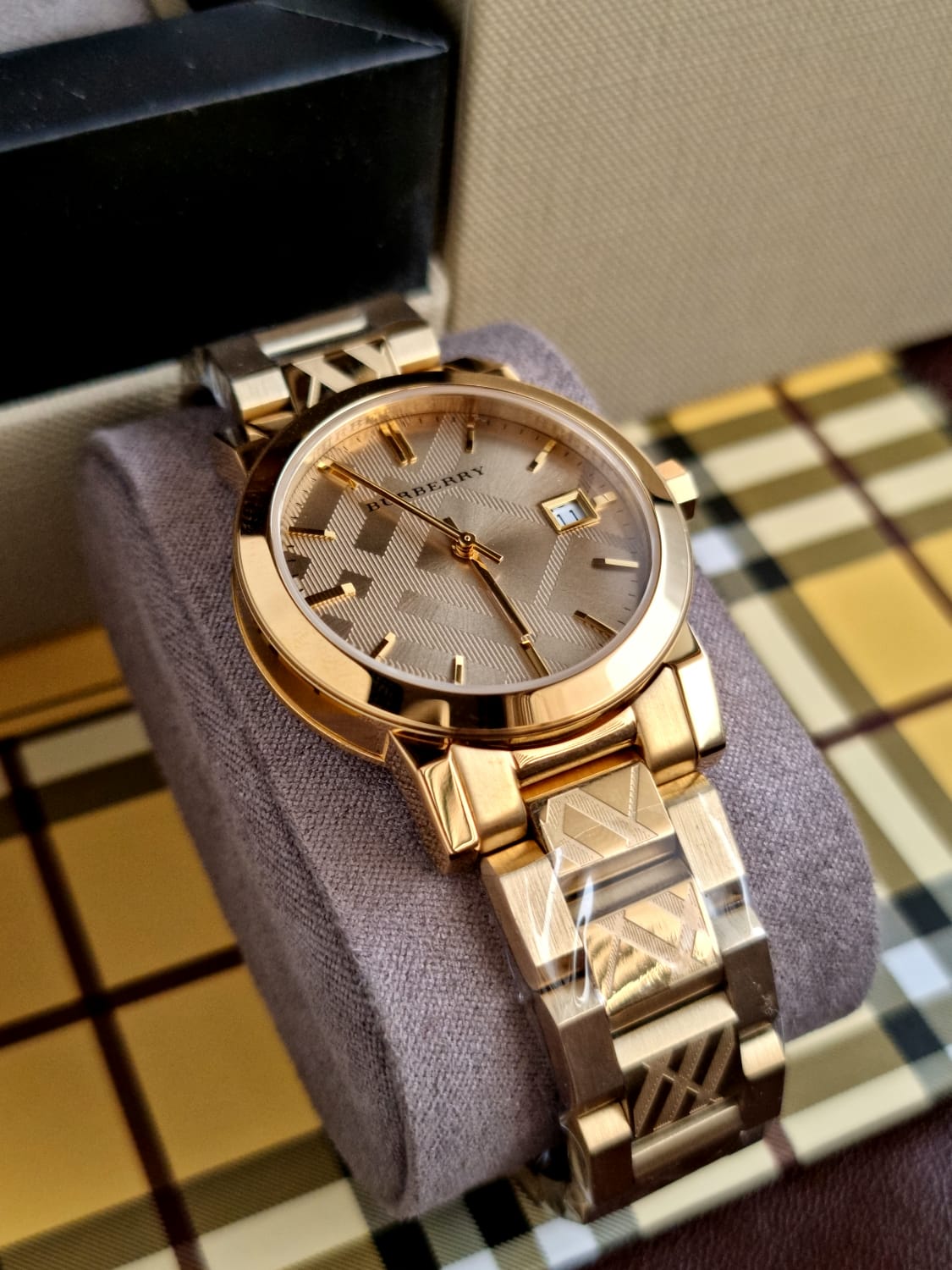 Swiss Rare Engraved Gold Check Date Dial 34mm Women Wrist Watch The City BU9145