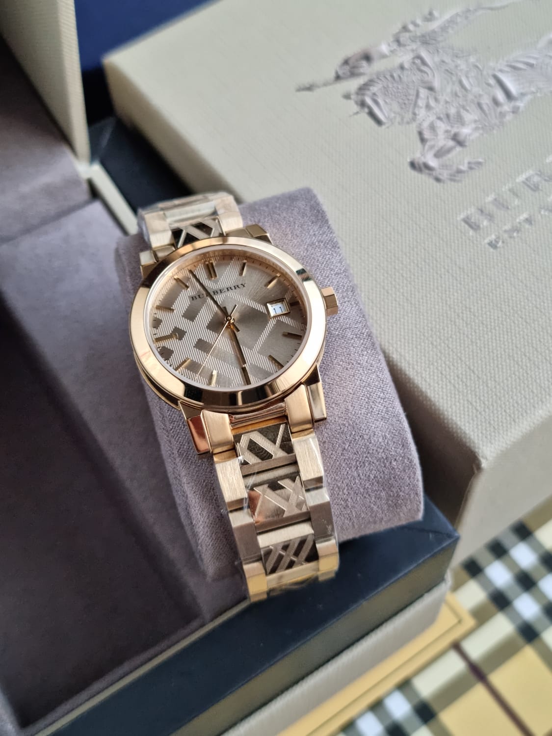 Swiss Rare Engraved Gold Check Date Dial 34mm Women Wrist Watch The City BU9145