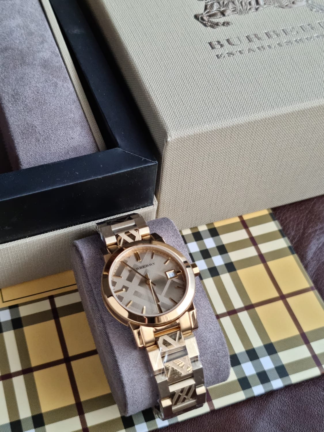 Swiss Rare Engraved Gold Check Date Dial 34mm Women Wrist Watch The City BU9145