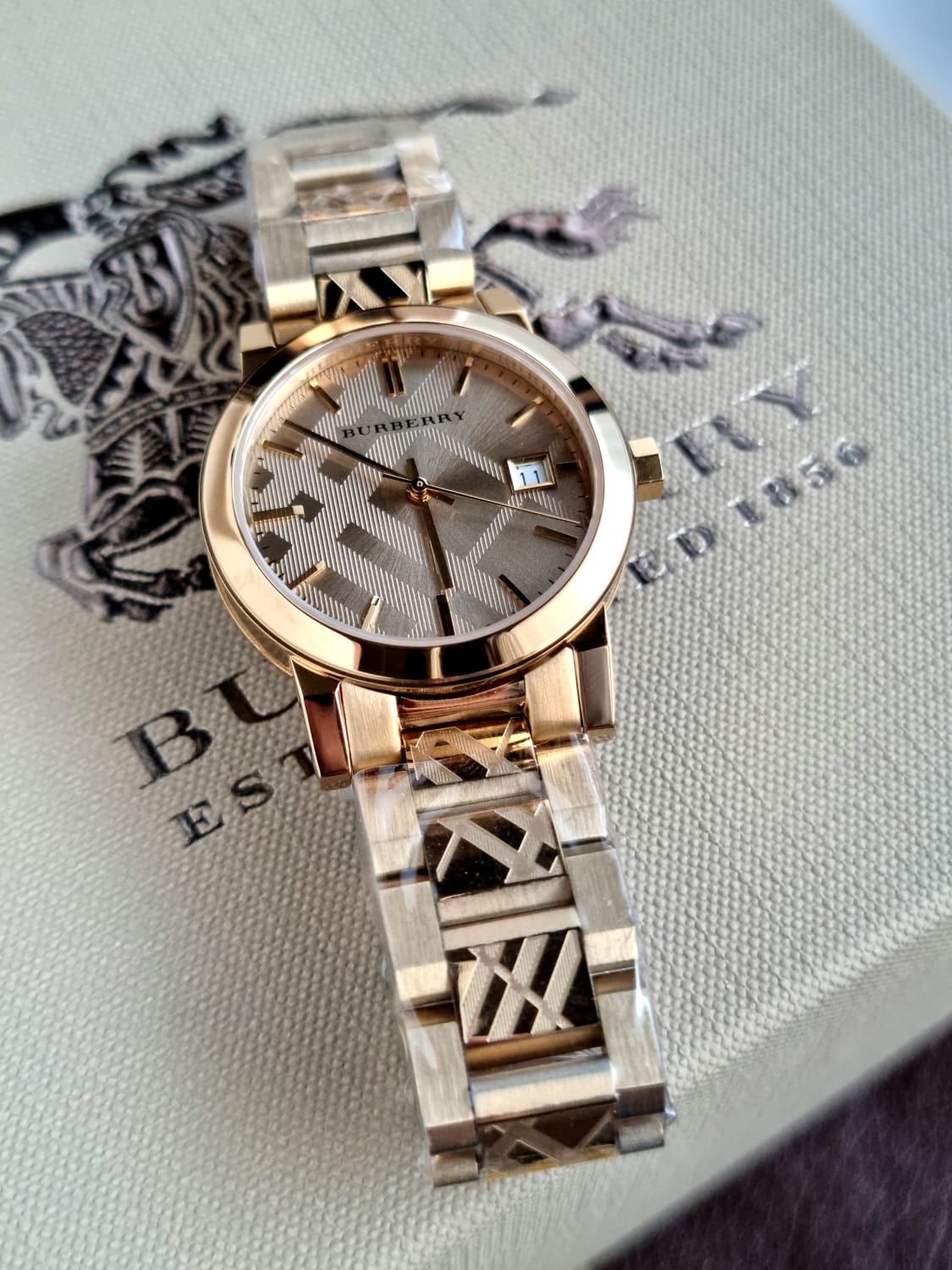 Swiss Rare Engraved Gold Check Date Dial 34mm Women Wrist Watch