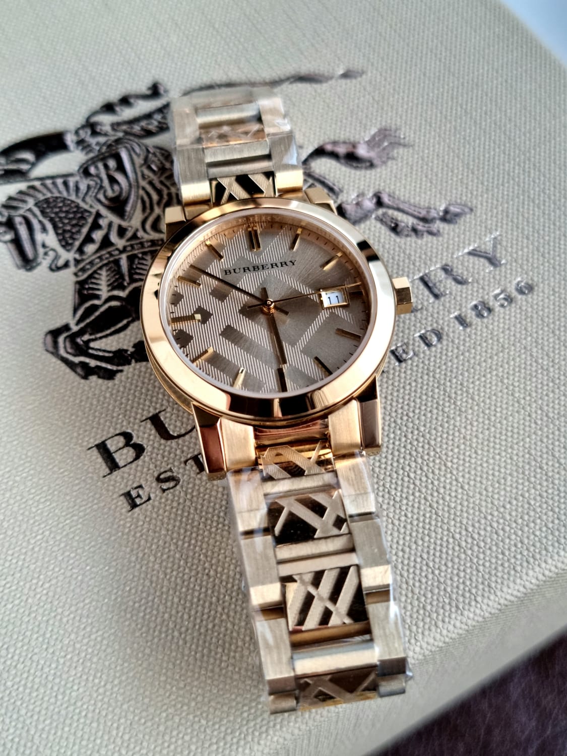 Swiss Rare Engraved Gold Check Date Dial 34mm Women Wrist Watch The City BU9145