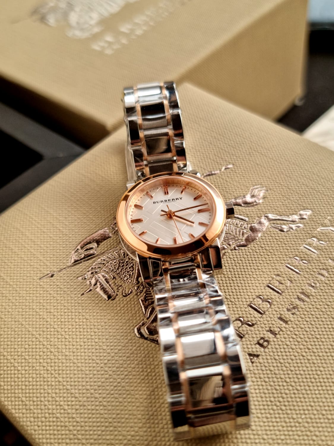Burberry White Dial Rose Gold Ion-Plated Bezel Ladies Watch BU9205