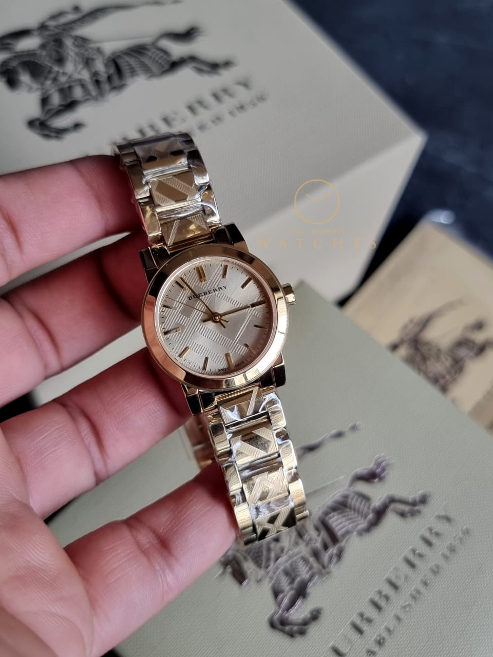 Swiss Rare Engraved Gold Check Dial 26mm Women Wrist Watch The City BU9234