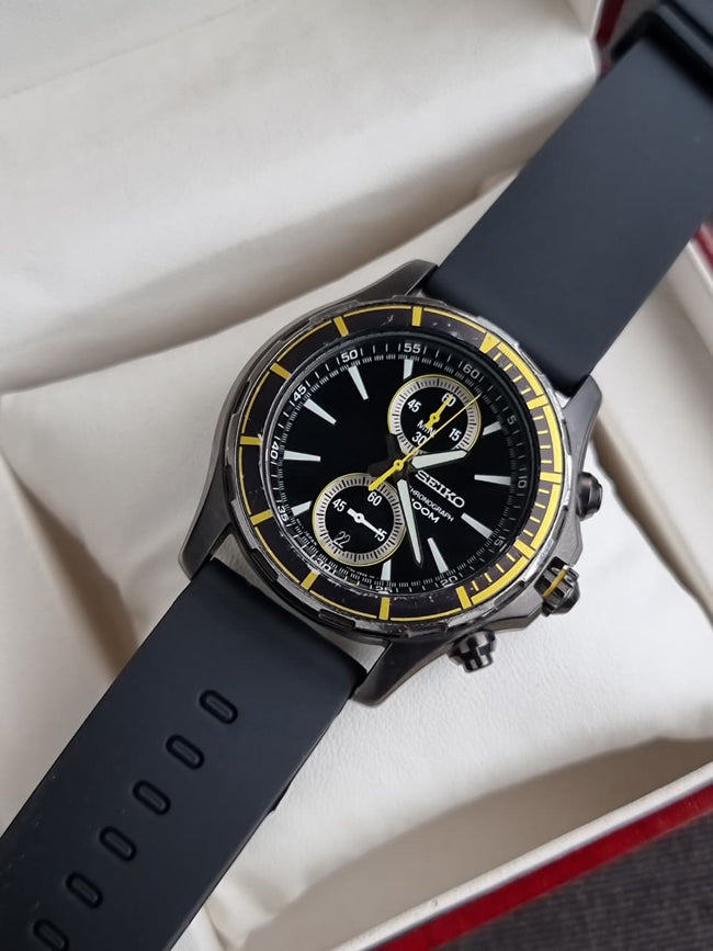 Seiko Chronograph SNN249P1 Men Black Dial Black Rubber Strap (Strap after Market) Main Image