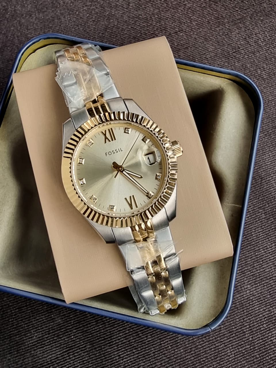 Fossil Scarlette Women's Two-Tone Quartz Watch – 33mm Gold Dial & Stainless Steel – ES4949