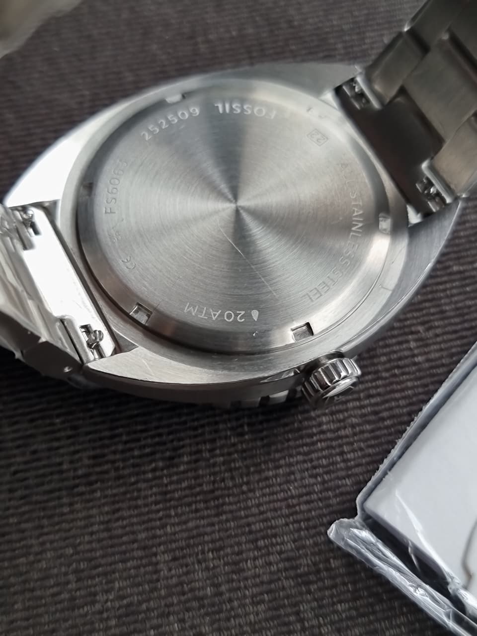 Fossil Breaker Men's Quartz Watch – 42mm White Textured Dial, Black Bezel & Silver Stainless Steel Bracelet FS6063
