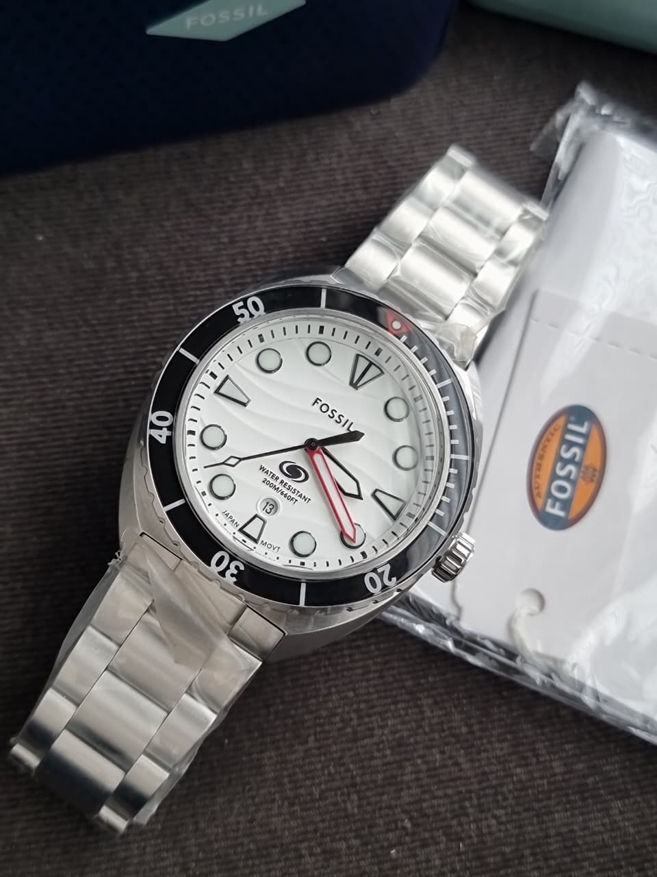 Fossil Breaker Men's Quartz Watch – 42mm White Textured Dial, Black Bezel & Silver Stainless Steel Bracelet FS6063