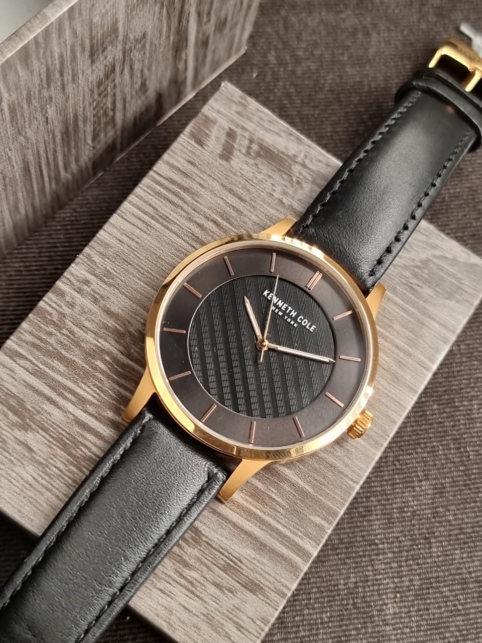 Kenneth Cole Gents Watch 40mm dial Size KC50195002