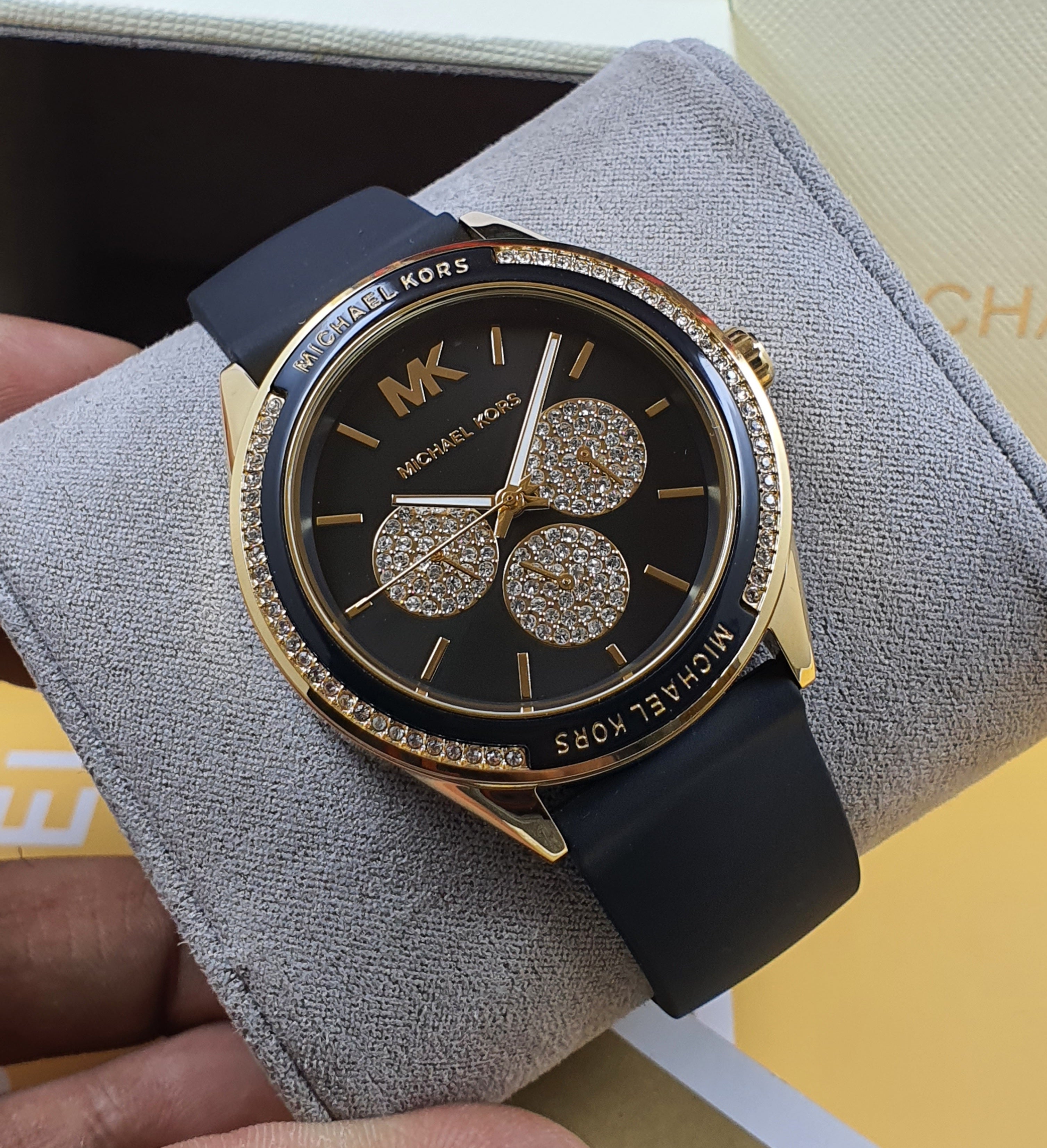 Michael kors hotsell silicone band